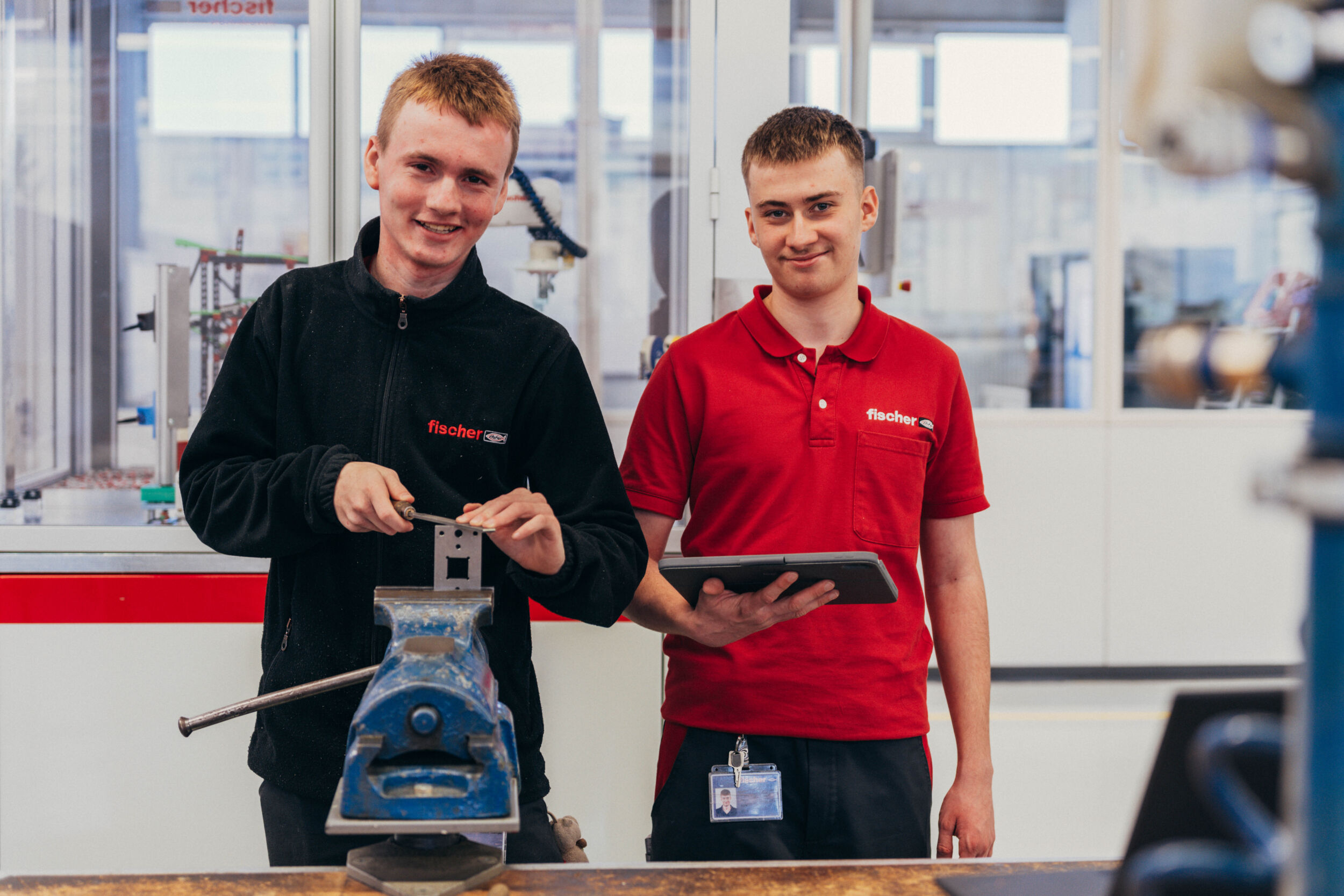 Bojan Morlok (links) und Nick Darif sind Auszubildende zum Verfahrensmechaniker für Kunststoff- und Kautschuktechnik. Sie freuen sich über den Einsatz der Lern-App Simpleclub in ihrer Lehrwerkstatt.