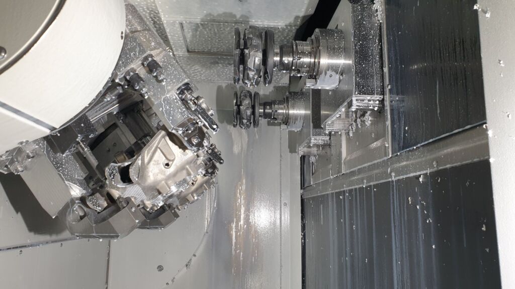 Auf einer Doppelspindelmaschine von SW fertigt Schabm&uuml;ller paarweise Radtr&auml;ger. Das Bild zeigt den Einsatz von Scheibenfr&auml;sern mit Wendeschneidplatten von Mapal