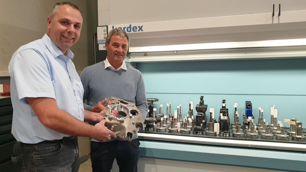 Helmut H&auml;ckl, Gesch&auml;ftsf&uuml;hrer Schabm&uuml;ller (rechts) und Stephan Streck, Technischer Berater Mapal, mit einem Radtr&auml;ger. Im Hintergrund die Werkzeuge f&uuml;r dessen Fertigung. 