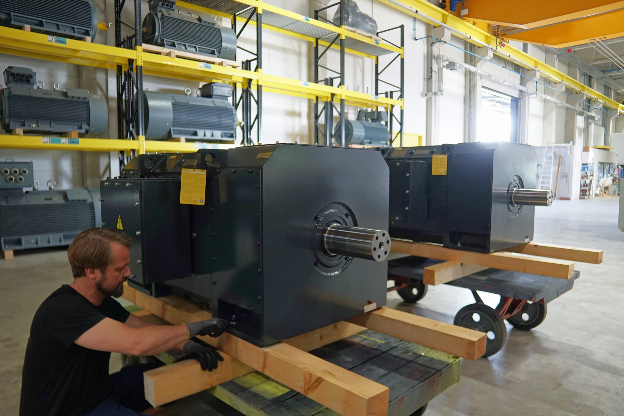 Zwei identische Gleichstrommotoren auf dem Weg zum Einsatz als Walzmotoren