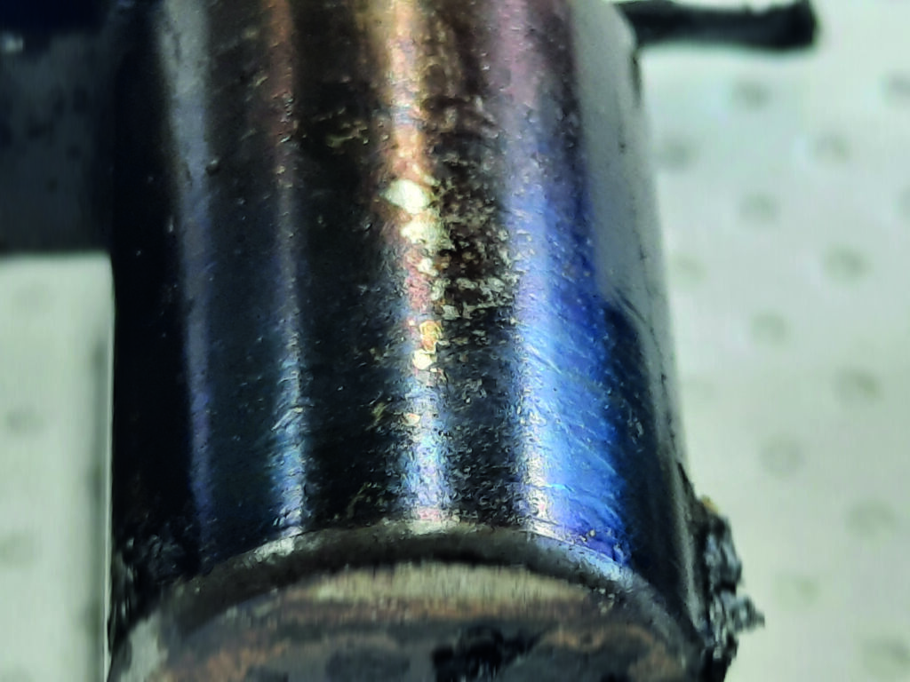 Hitzeverfärbungen an einer Zylinderrolle in Folge von Heißlauf.