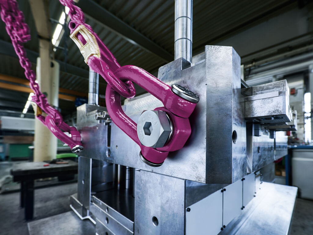 Anschlagpunkte wie der ACP-Turnado von RUD verhindern dank einer integrierten Federmechanik ein Stehenbleiben des Bügels bei Querbelastung.