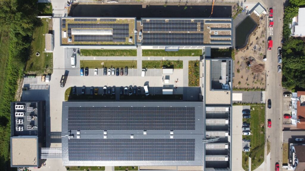 Im Neubau bündelt Iscar seine Herstellerkompetenz und fertigt auf 100 größtenteils automatisierten Maschinen Sonderwerkzeuge zum Bohren, Fräsen und Stechen.