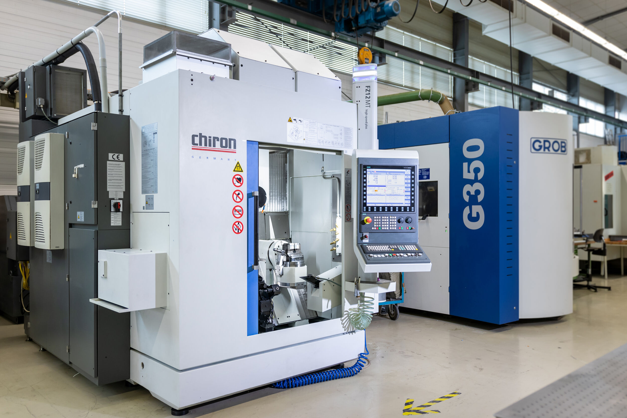 Im Institut für Produktionstechnik und CIM-Technologie Transfer stehen branchenführende 5-Achs-Bearbeitungszentren wie „Chiron FZ12 MT“ und „GROB G350“ sowie eine Laser-Metallpulver-Auftragsanlage und ein 6-Achs-Roboter bereit.