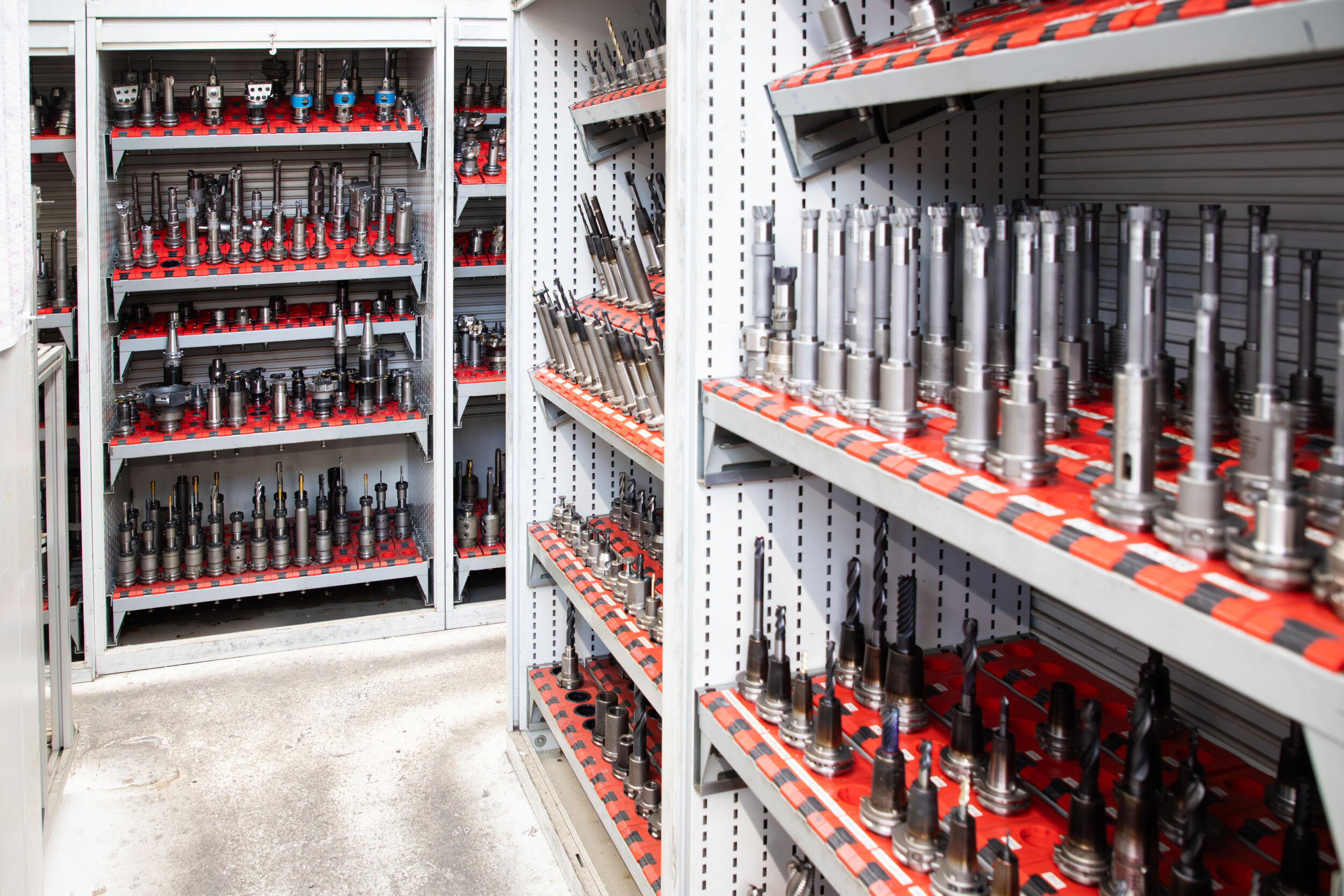 Mit Coscom ToolDirector VM kann die genaue Lagerort- und Bestandsverfolgung mittels Kodierungen erfolgen. Der Werkzeug-Lifecycle von der Beschaffung bis zur Verschrottung wird ebenfalls abgebildet.