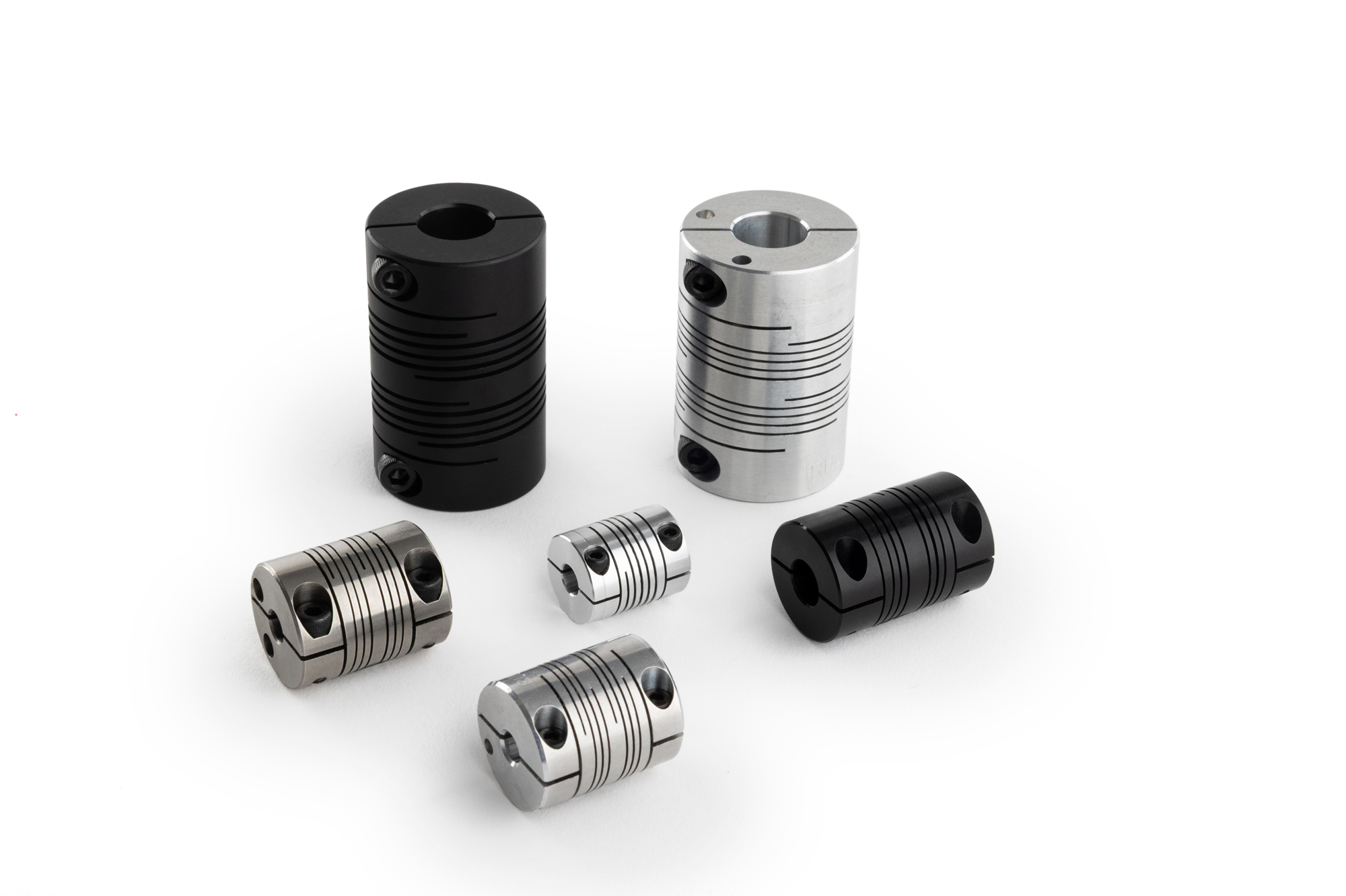 Verschiedene Beamkupplungen von Ruland, jetzt auch in Einfachwendel-Ausführung (Mitte)