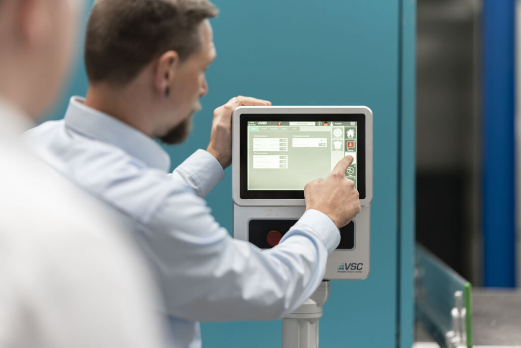 Die parallele Navigation ermöglicht dem Bediener über ein Burger-Menü einen Schnellzugriff, um mit Hilfe von interaktiven Elementen zu navigieren.