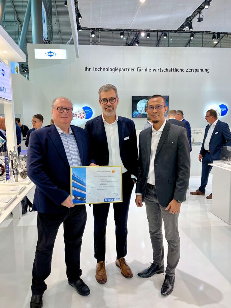 Bei der offiziellen Unterzeichnung der Vertriebspartnerschaft, von links: Walter Divisi (CEO DropsA), Claudio Gabos (CSO Mapal), Dicky Abdurakhmat (Sales Manager Mapal Indonesien).