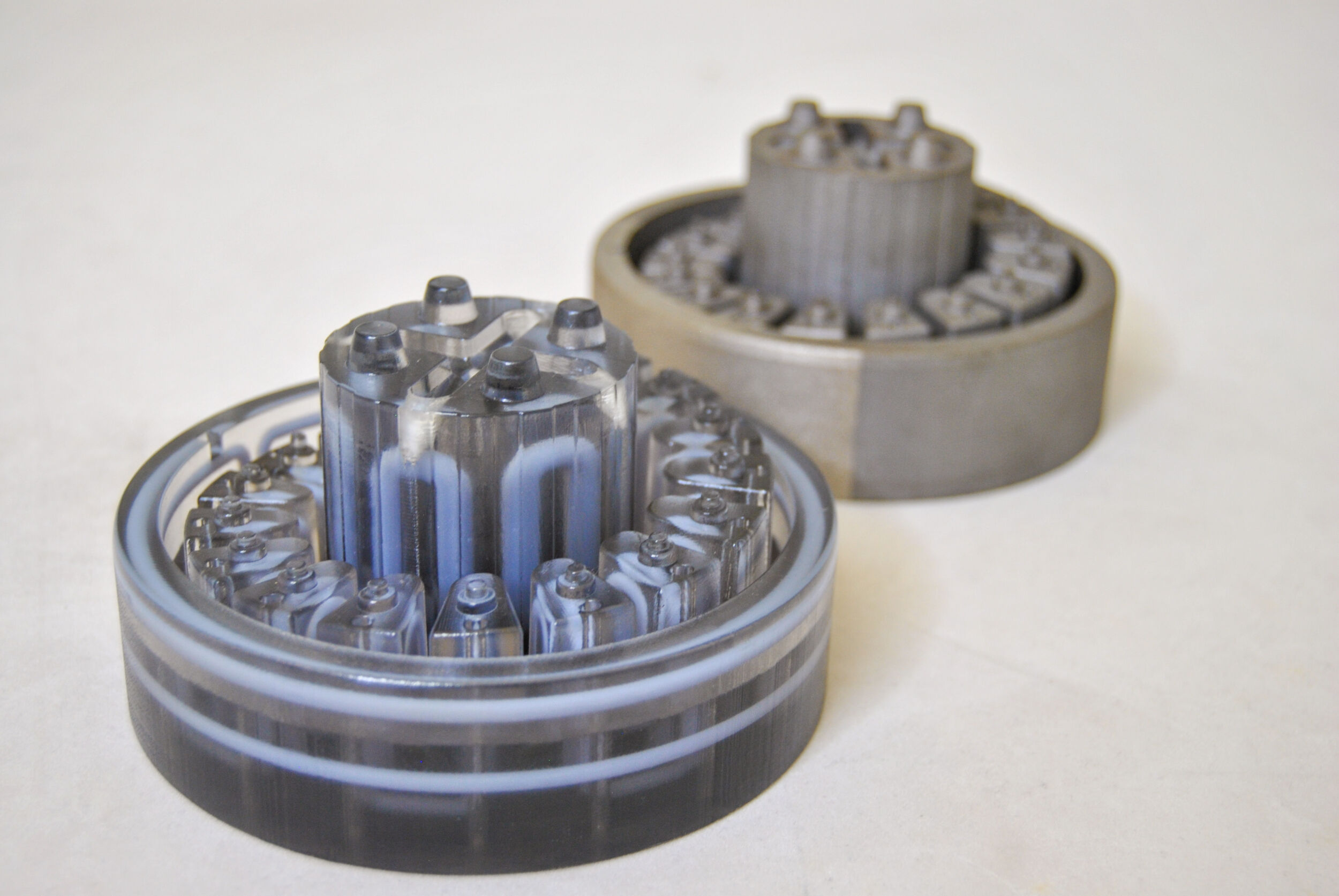 Rechts: Werkzeugeinsatz additiv gefertigt mittels DMLS, Links: PolyJet-Modell zur Visualisierung innenliegenden Temperierkanäle