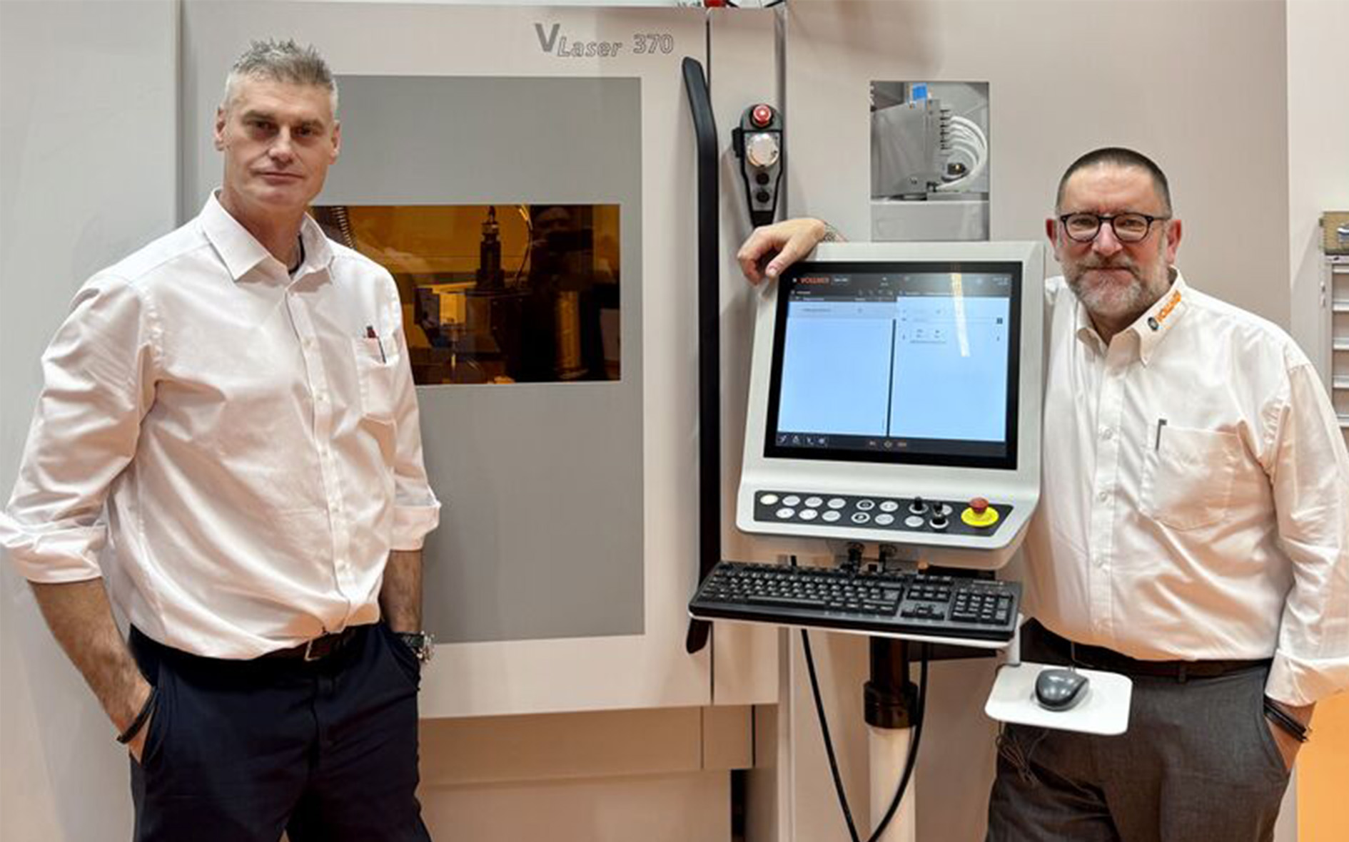 Martyn Cross (r.) übergibt an Christopher Hellyer (l.)