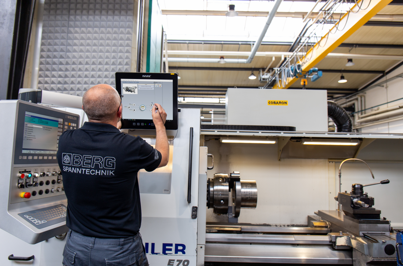 Im digitalen Einrichteblatt an den InfoPoint Terminals sieht der Werker aller Informationen, die er für die Auftragsbearbeitung braucht.