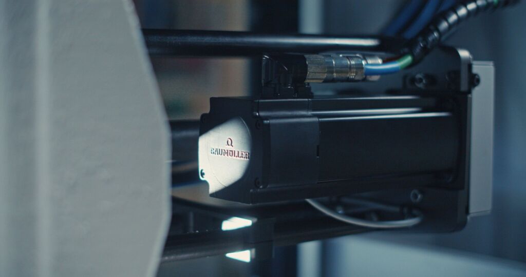 Die dynamische Servomotoren-Baureihe DSD2 erm&ouml;glicht verk&uuml;rzte Zykluszeiten durch parallelen Schlie&szlig;kraftaufbau zum Einspritzen.