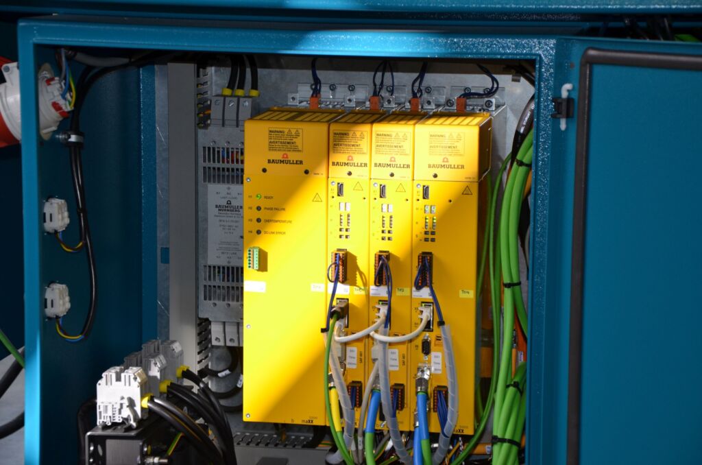 Die kompakten Servoregler des Anreihsystems B Maxx 5300 reduzieren den Verdrahtungsaufwand durch integrierte Safety-Funktionalit&auml;ten.