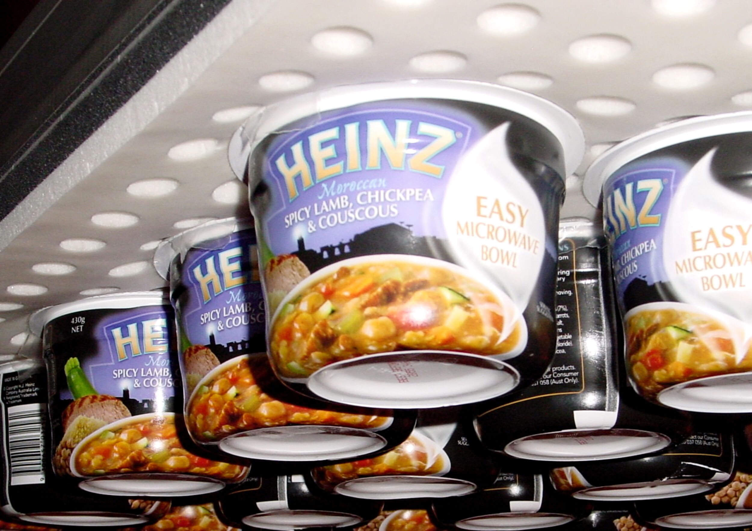 Der Vakuum-Flächengreifer von Rivatec ermöglicht das sichere Greifen unterschiedlicher Verpackungsgebinde und Mischpaletten - auch in schnelllaufenden Produktionsprozessen.