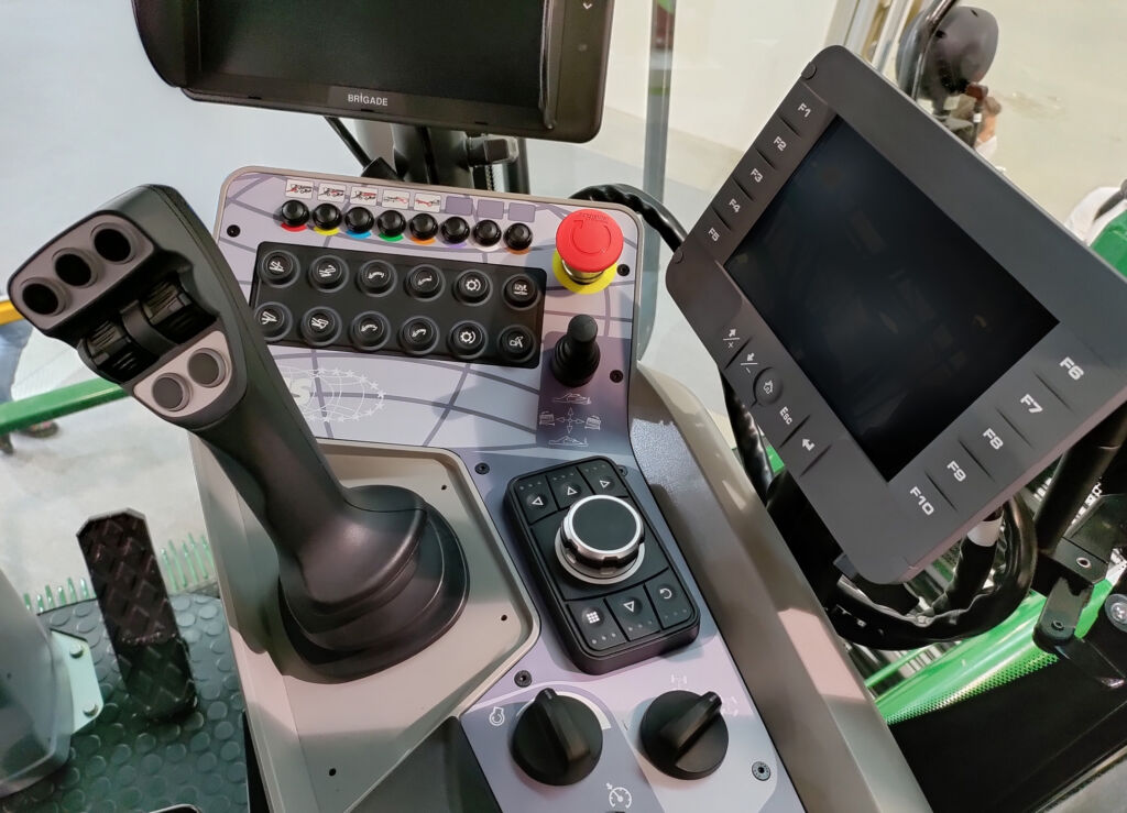 Durch ihre besonders robuste Bauweise eignen sich die CANbus-Bedienmodule der Serie PK für den dauerhaften Außeneinsatz in einem Fahrerarbeitsplatz für mobile Maschinen.