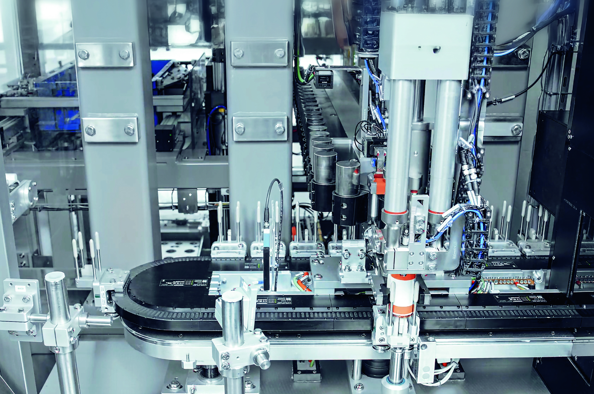 Blick auf zwei der insgesamt fünf XTS-Systeme in der komplexen Batteriezellen-Montagelinie