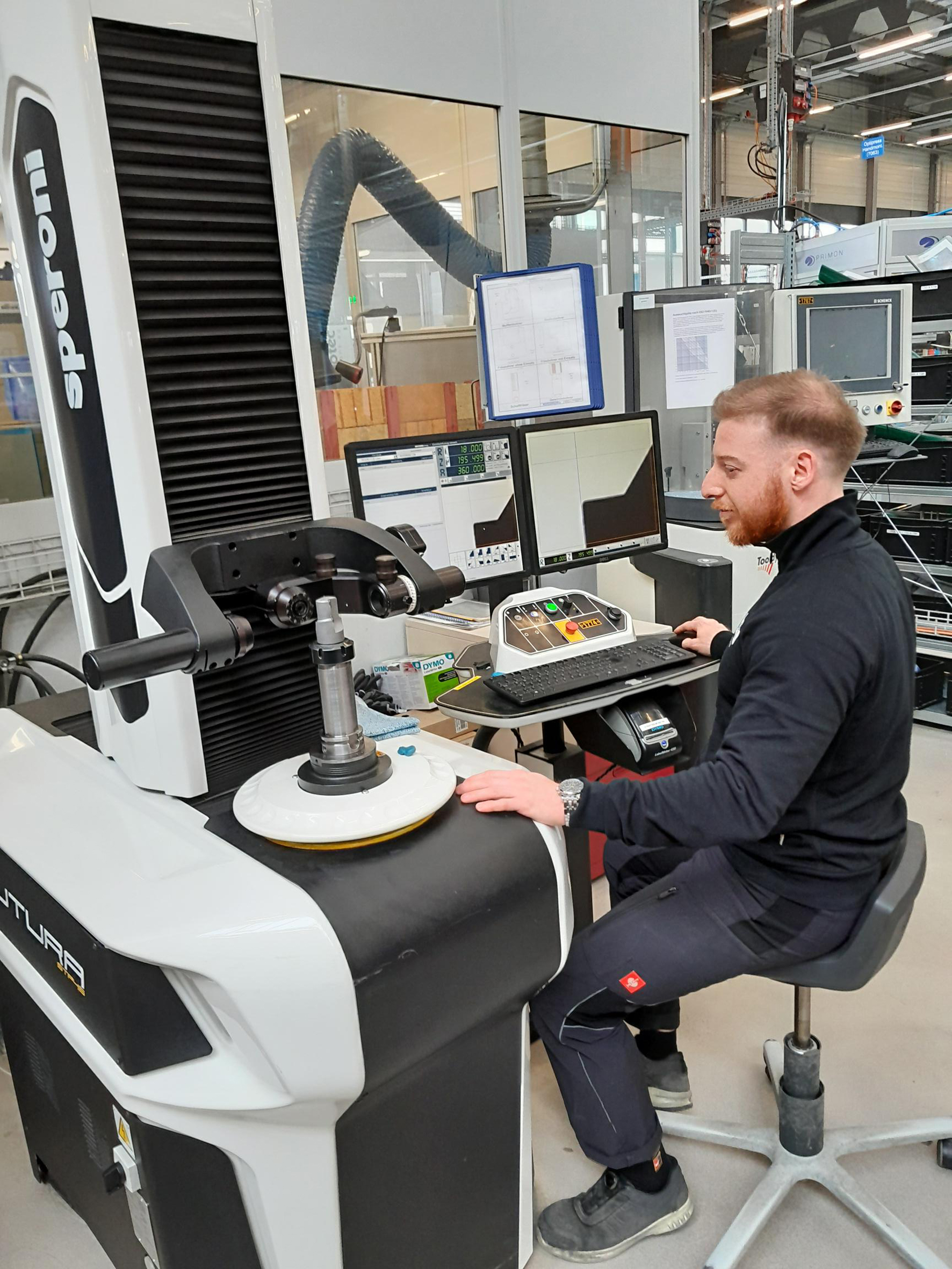 Ein Bediener bei der Werkzeugvermessung mit STP Futura CNC.