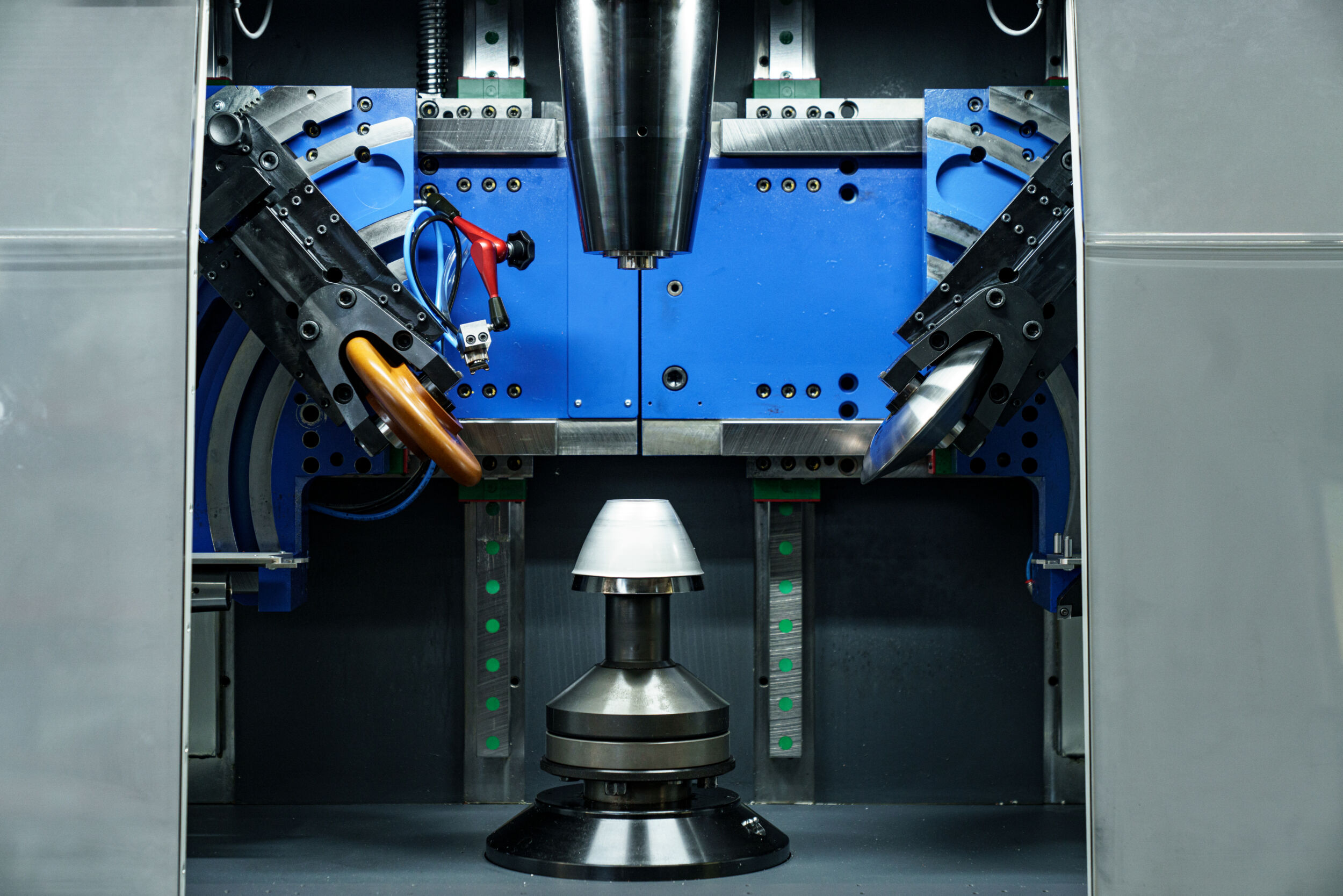 Beim Drückprozess wirken hohe, pulsierende Kräfte auf die Mechanik. Bei der Drückmaschine Premo 300 Nova von Abacus sorgen die UR-Rollenführungen für die notwendige Steifigkeit und Präzision.