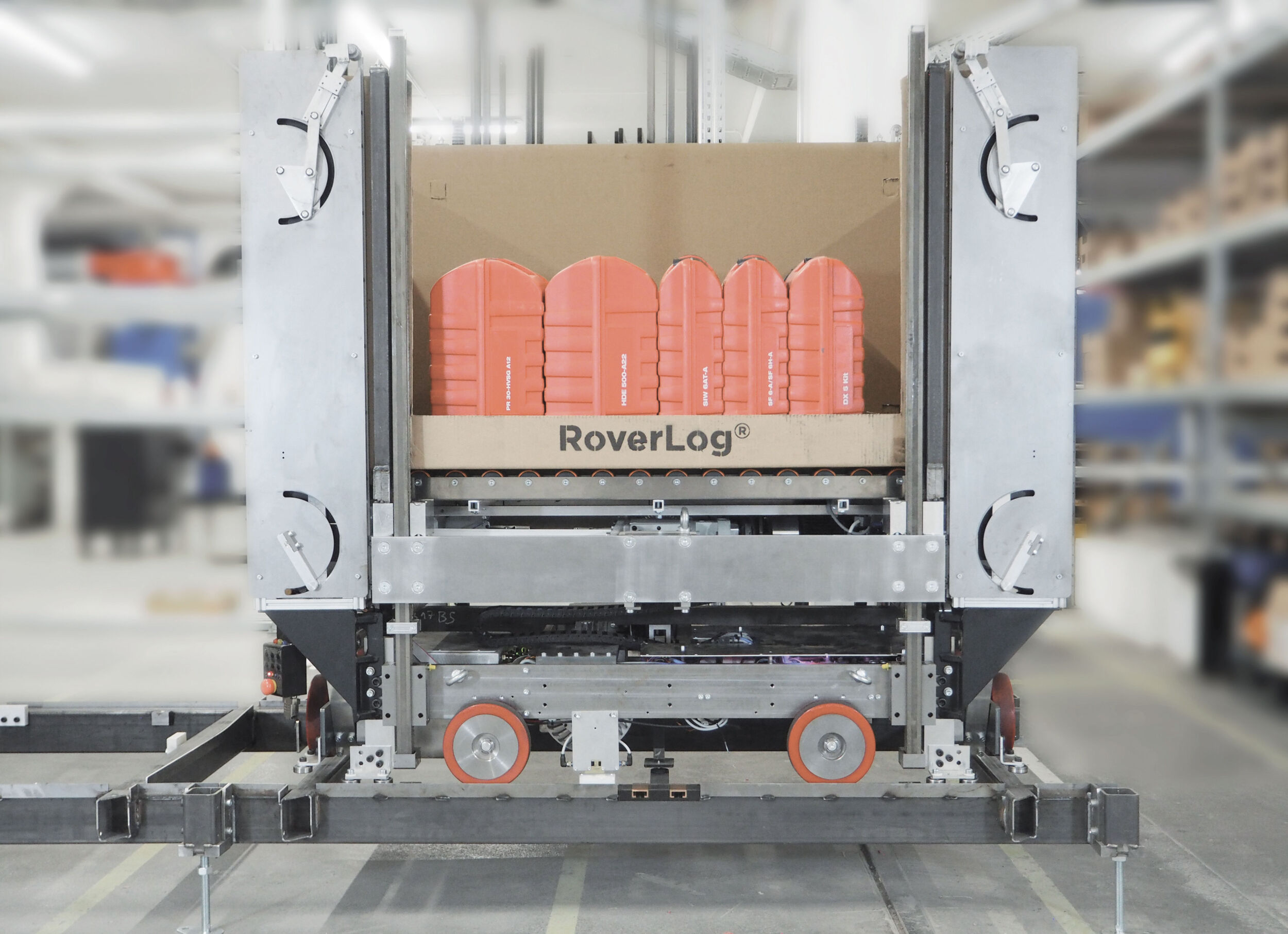 Die RoverLogs werden mithilfe der Zahnstangengetriebe in die Tragwerkstruktur des Lagersystems gehoben.
