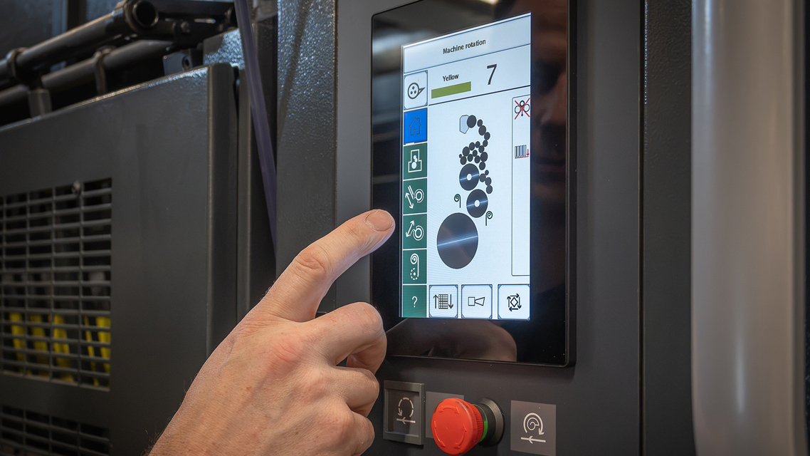 Die Touch-Panels an den Druckwerken informieren über den Maschinenzustand und bieten intuitive Bedienungshilfen.