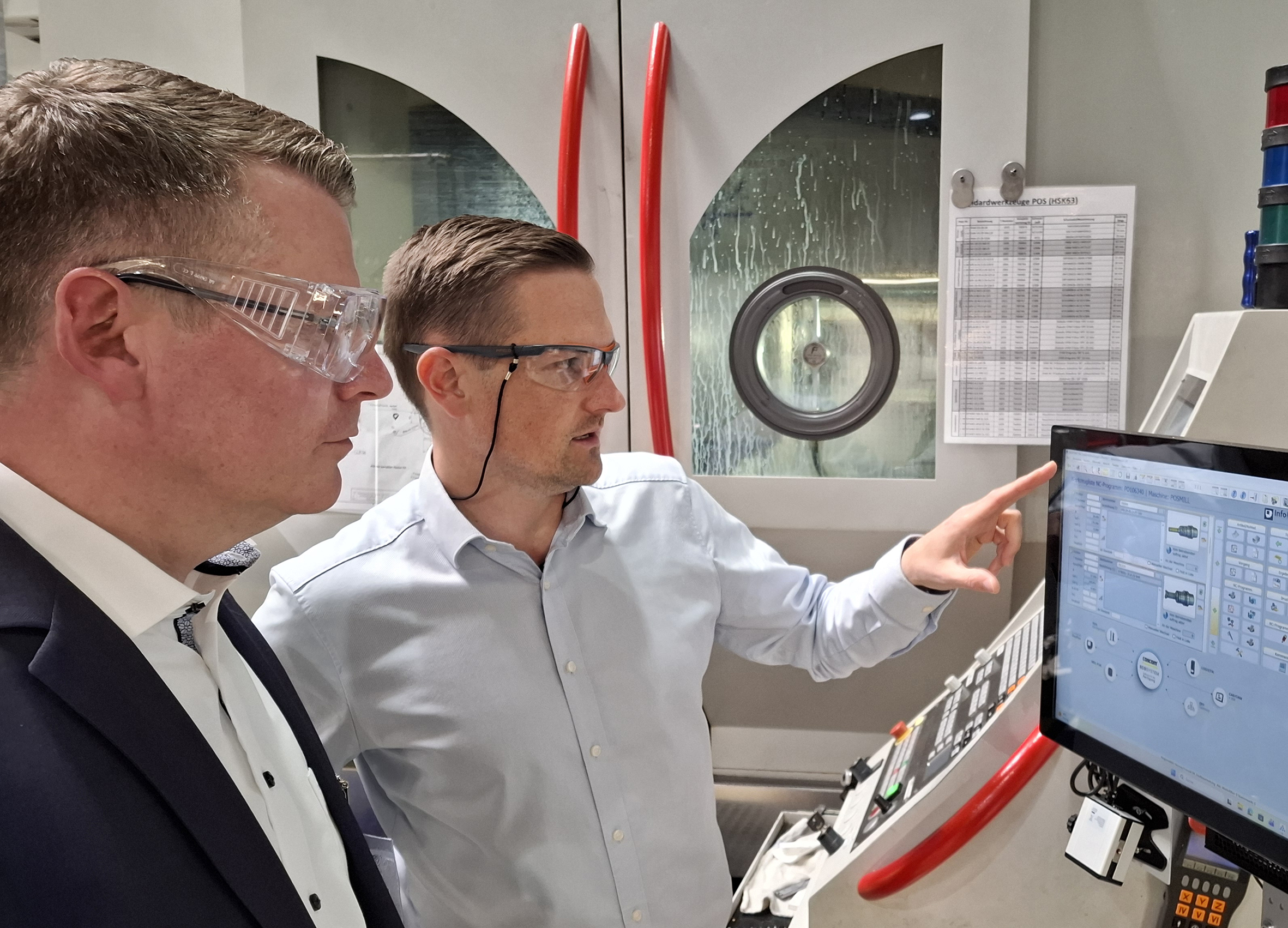 Matthias Heydorn (r.), Leiter Costing & CAD/CAM bei Deloro, im fachlichen Austausch mit Area-Manager Peter Schrumpf von Coscom am InfoPoint VM.