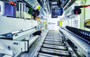 Die nach dem hybriden Ansatz mit dem MX-System konzipierte Anlage führt verschiedene Prozessschritte vollautomatisch durch - vom Verschließen des Innensacks über das Verkleben des Kartons, Wiegen und Etikettieren bis zur Palettierung..