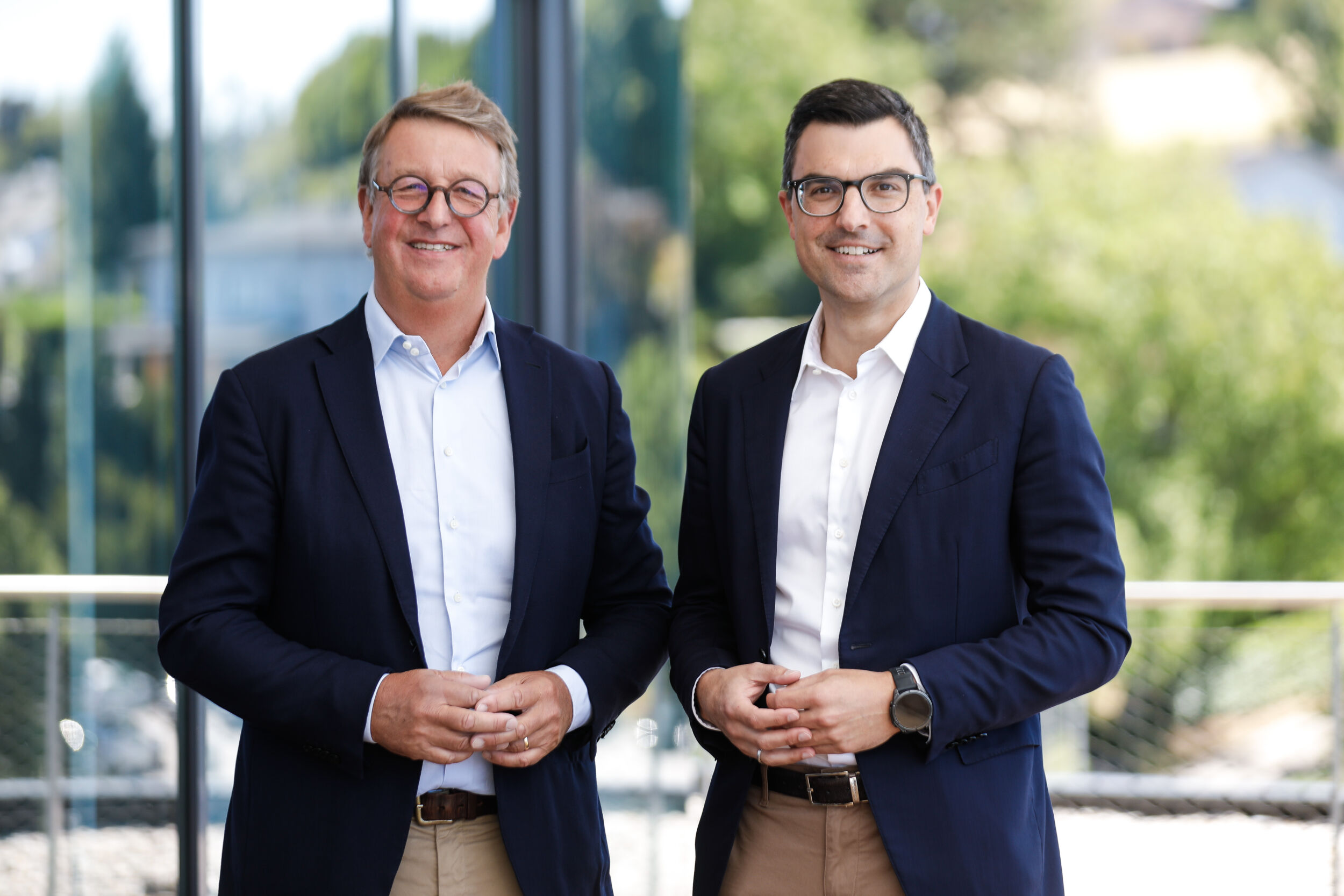 Korbinian Kiesl (links), CEO von Billion, und Stefan Engleder (rechts), CEO bei Engel, freuen sich auf die gemeinsame Zukunft.
