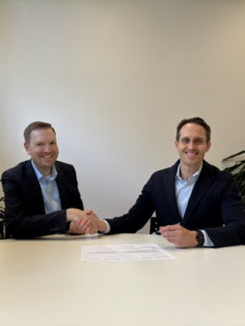 Dr. Christian Hoffart (rechts), CEO von SparePartsNow, und Stefan Jäger (links), Head of Circular Product Services bei Siemens.
