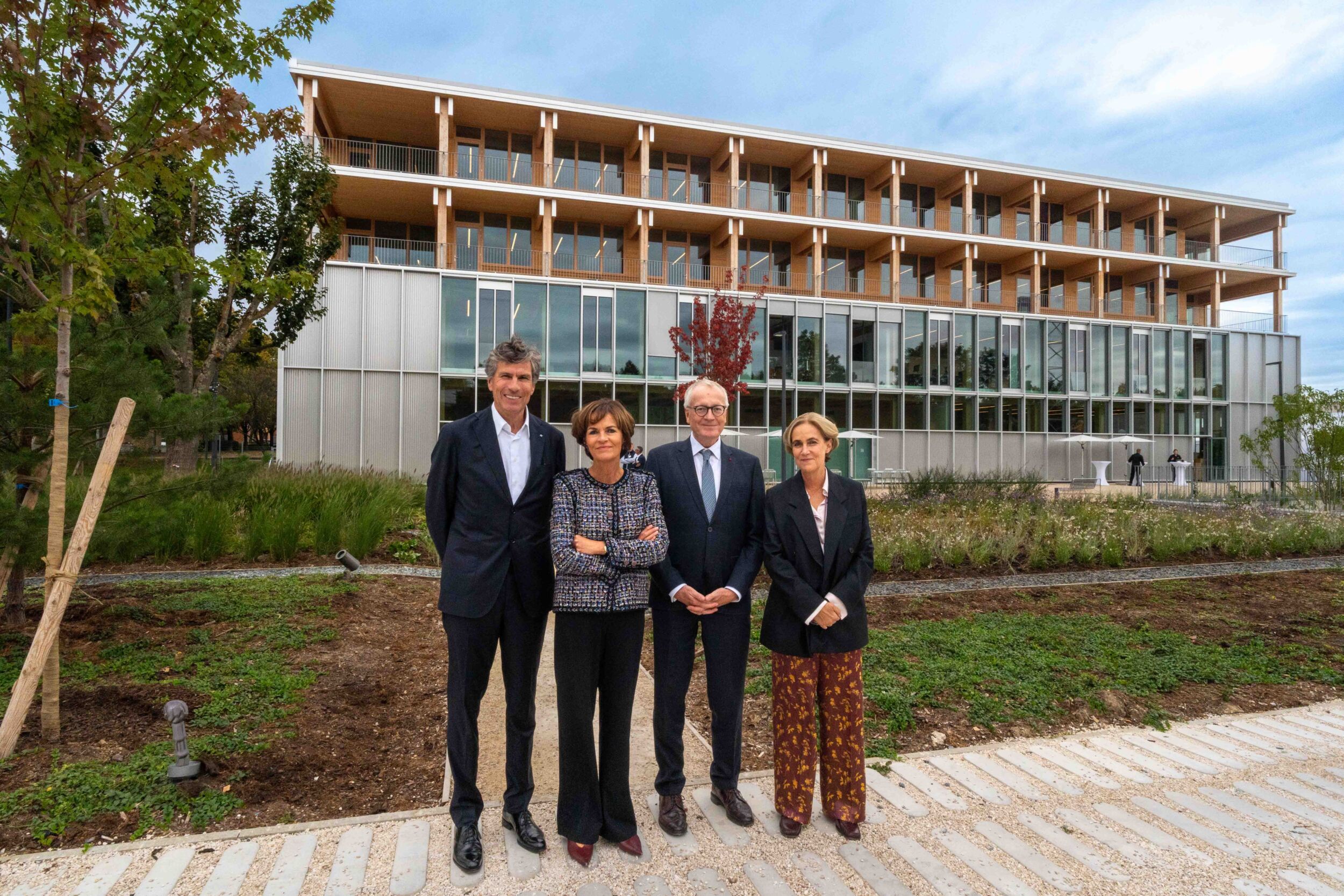 v.l.n.r.: Mathias Kammüller, CDO bei Trumpf, Nicola Leibinger-Kammüller, CEO bei Trumpf, Stephan Steinlein, deutscher Botschafter in Frankreich, sowie Regine Leibinger, Geschäftsführerin von Barkow Leibinger